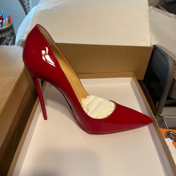 Christian Louboutin pumps New w/box. Tiny flaw wrinkle on the edge of sole - Picture 3 of 11